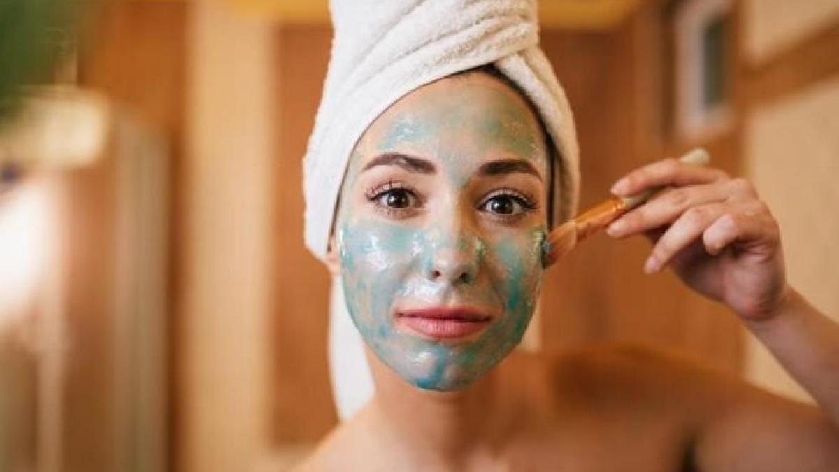 hreanul-intinereste-tenul-si-elimina-pistruii--prepara-cateva-masti-de-fata-cu-aceasta-planta-plina-de-vitamine_15519100