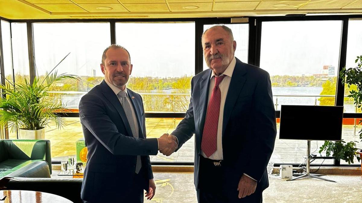 ion-tiriac--oezguer-kivanc-altan_49190000