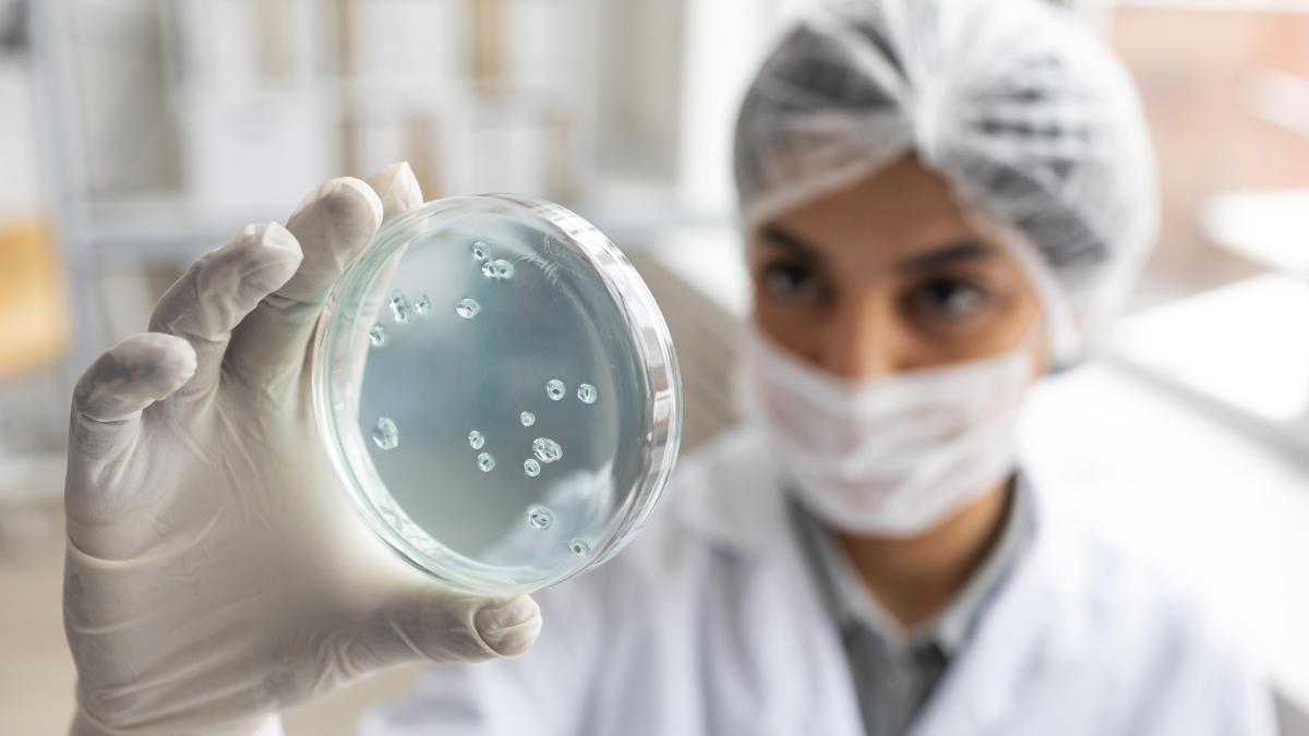 close-up-blurry-scientist-holding-petri-dish_07356200