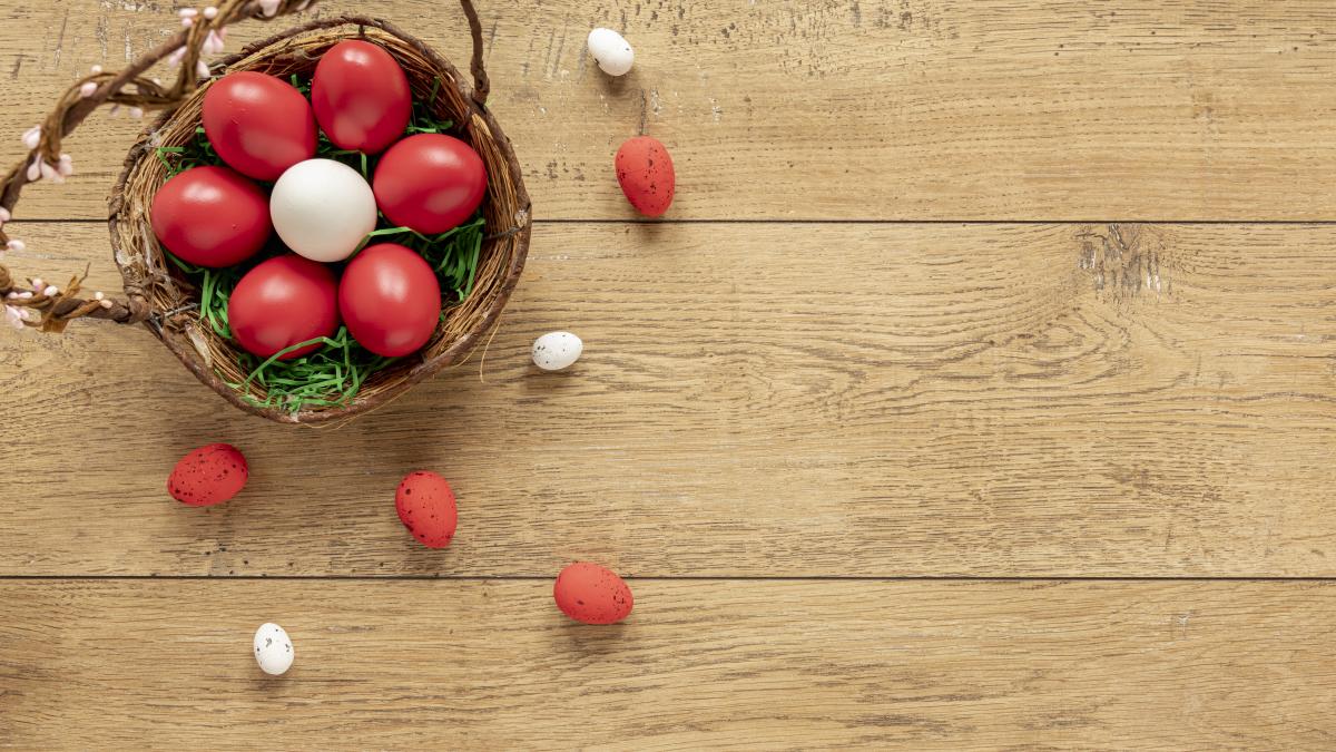 copy-space-with-basket-with-eggs_43045600