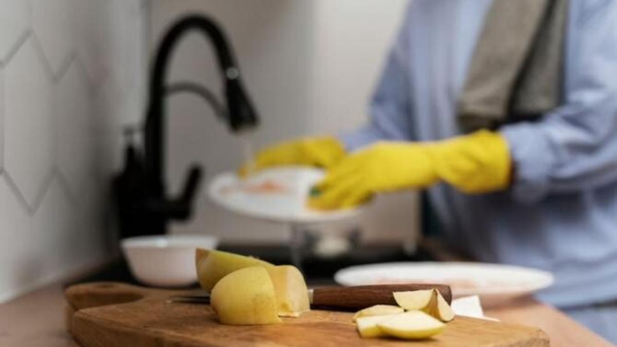 sterge-chiuveta-cu-o-jumatate-de-lamaie--trucul-care-rezolva-o-problema-comuna_77088400