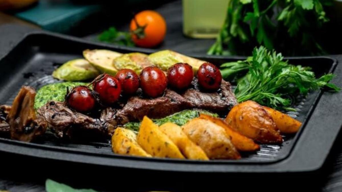 miel-de-paste-cu-cartofi-si-rosii-cherry--preparat-in-stil-frantuzesc--carnea-se-va-topi-in-gura_92447300