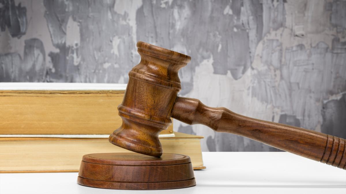 wooden-gavel-books-wooden-table_54103700