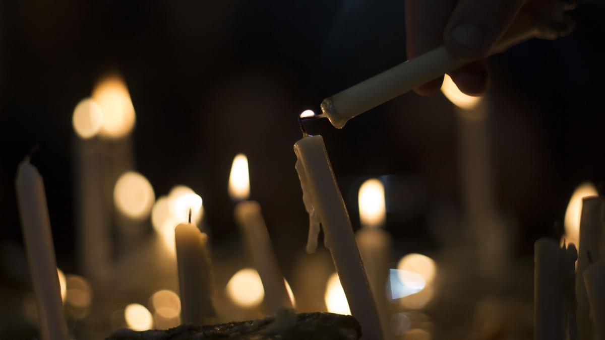 flaming-candles-like-small-bulbs_93994100