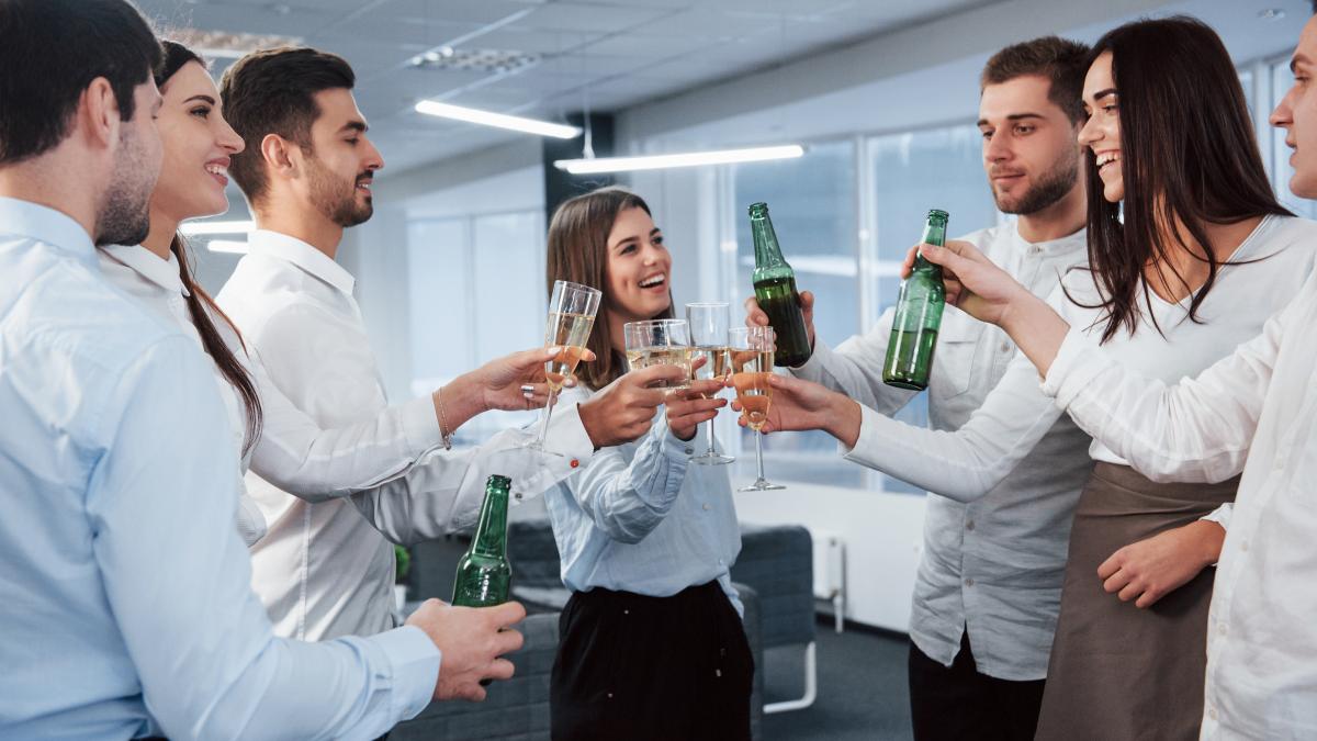 cum-se-saluta-bugetarii-in-perioada-minivacantei-de-pasti--bulai-daca-intri-prin-birouri--vezi-o-sampanie--un-vinisor--asta-cu-mielul-e-deja-banalitate_95228100