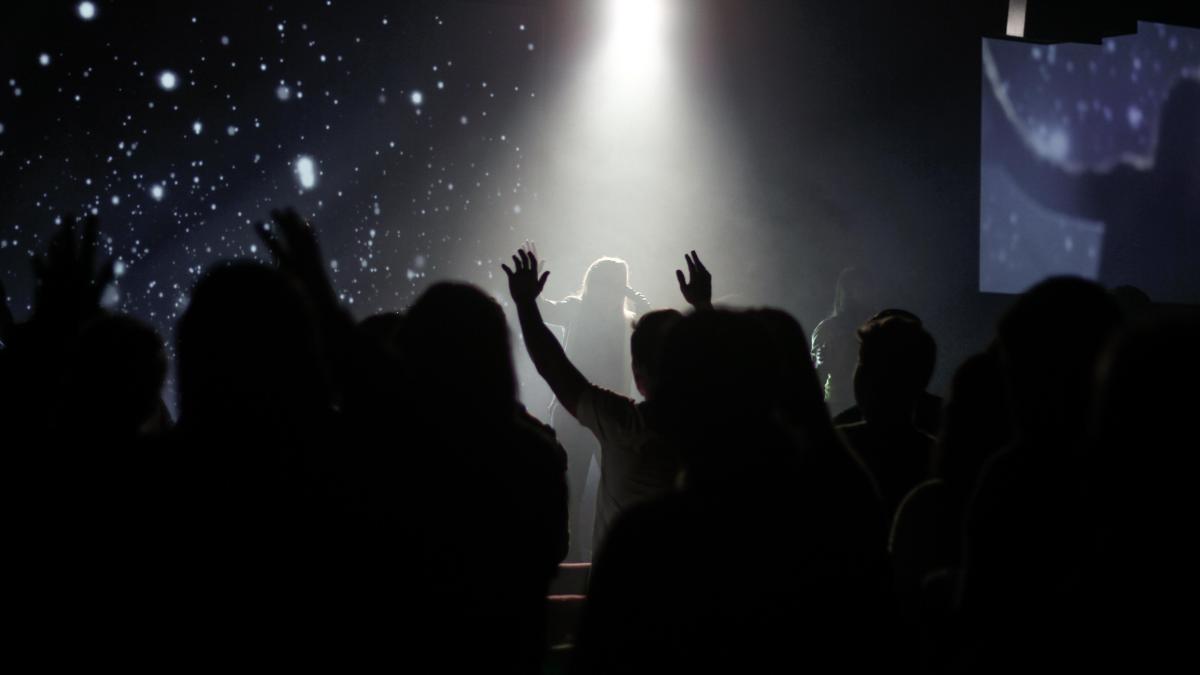 discoteca-in-interiorul-bisericii-in-sua-alfred-bulai-bor_81457600