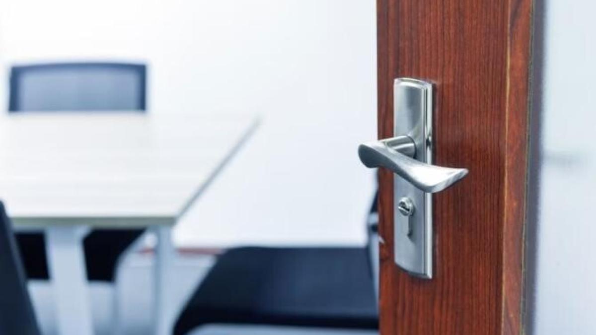 manerele-usilor-vor-fi-curate-si-igienizate--iata-cateva-metode-eficiente_57283700