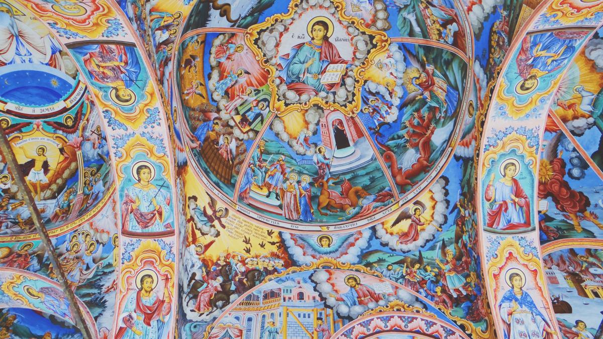 closeup-shot-christian-religious-imagery-ceiling-church-walls_06635200