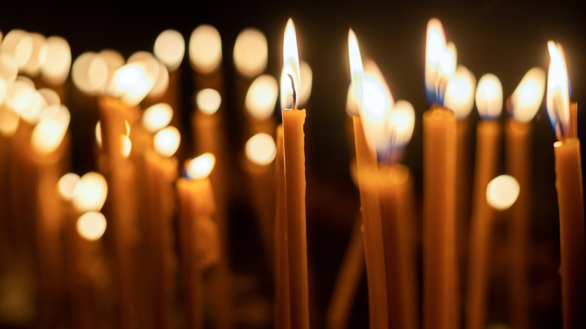 lots-burning-candles_51613800