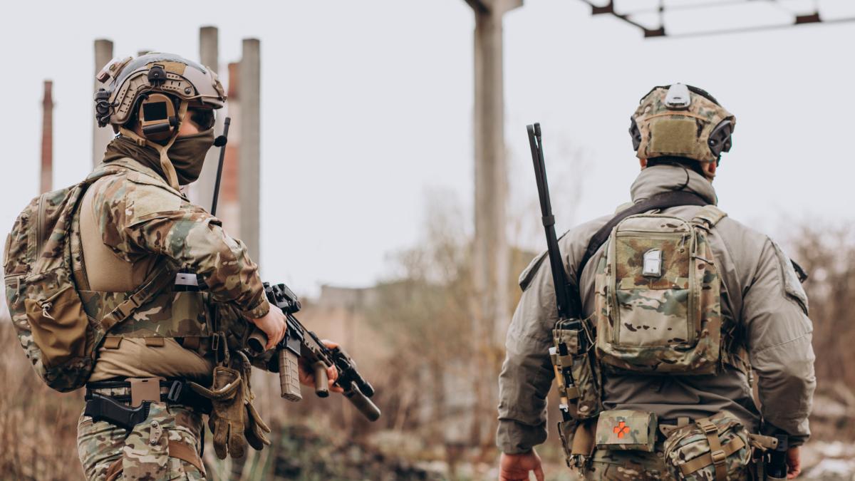 army-soldiers-fighting-with-guns-defending-their-country_00695700