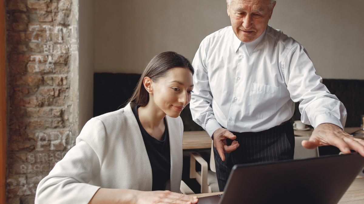 tineri-vs-batrani-loc-de-munca_61907400