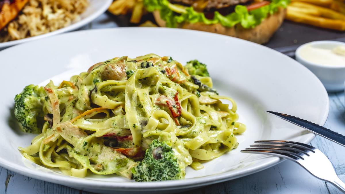 salata-de-paste-cu-ton--rosii-uscate-si-broccoli--reteta-perfecta-pentru-o-masa-delicioasa-si-sanatoasa-2_37855600