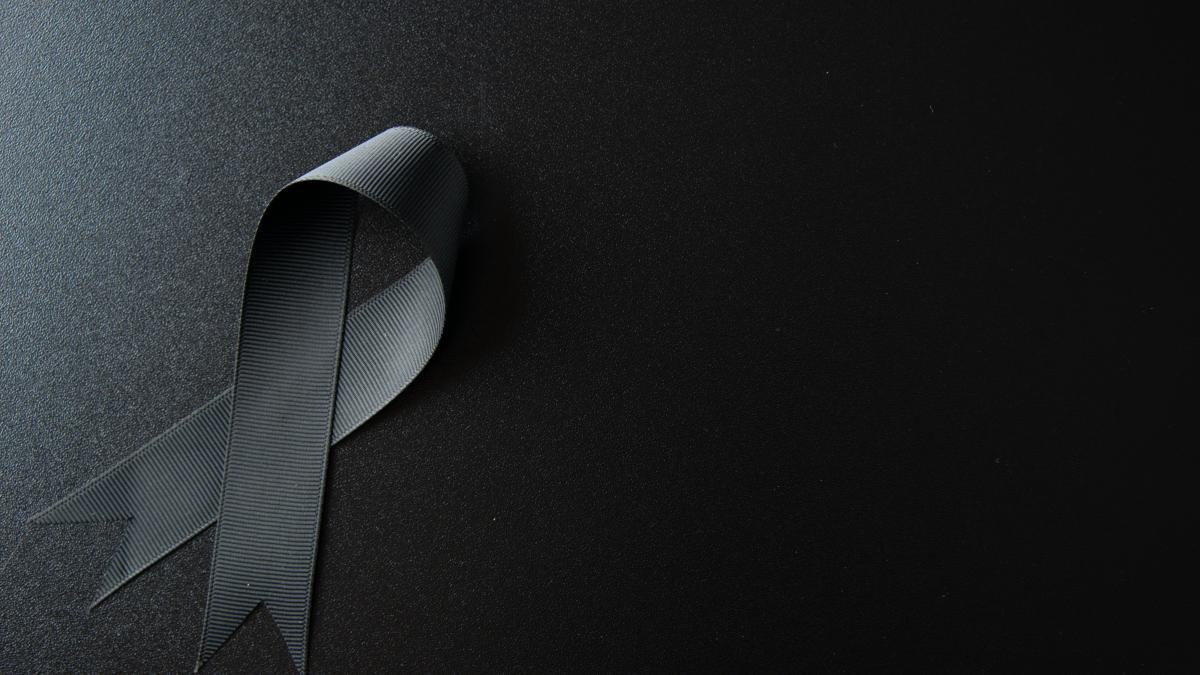 top-view-black-bow-dark-wall_30921800