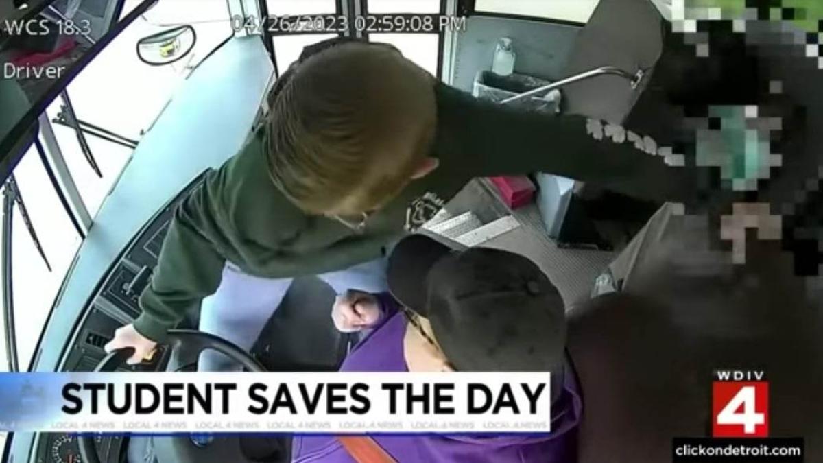 erou-la-doar-13-ani--un-elev-a-salvat-viata-colegilor-sai-aflati-in-autobuzul-scolar--dupa-ce-soferita-a-lesinat---video_85506300