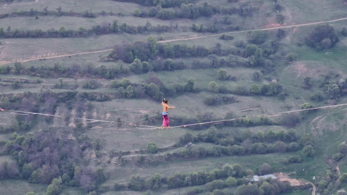 acrobat-pe-sarma_58642400