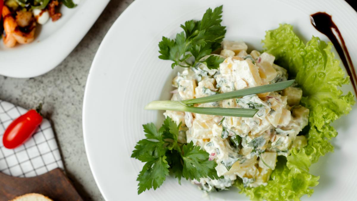 salata-frantuzeasca-de-cartofi-cu-ou-si-smantana--reteta-gustoasa-si-usor-de-preparat_82038200