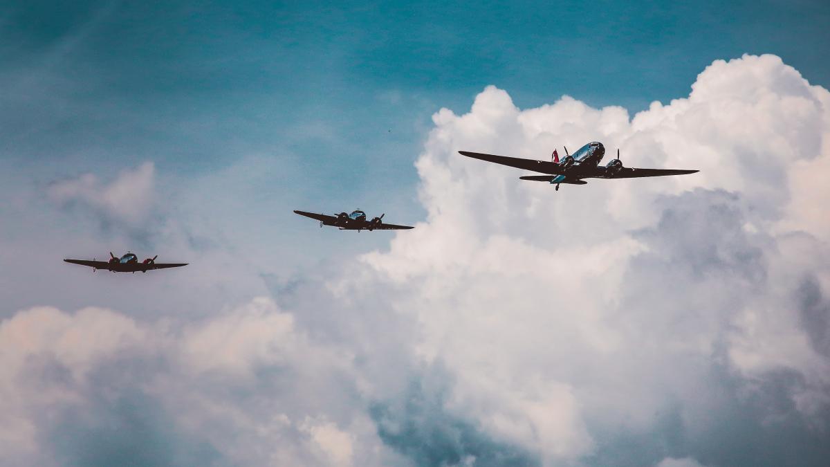 low-angle-shot-range-aircraft-preparing-air-show-breathtaking-cloudy-sky_35080200