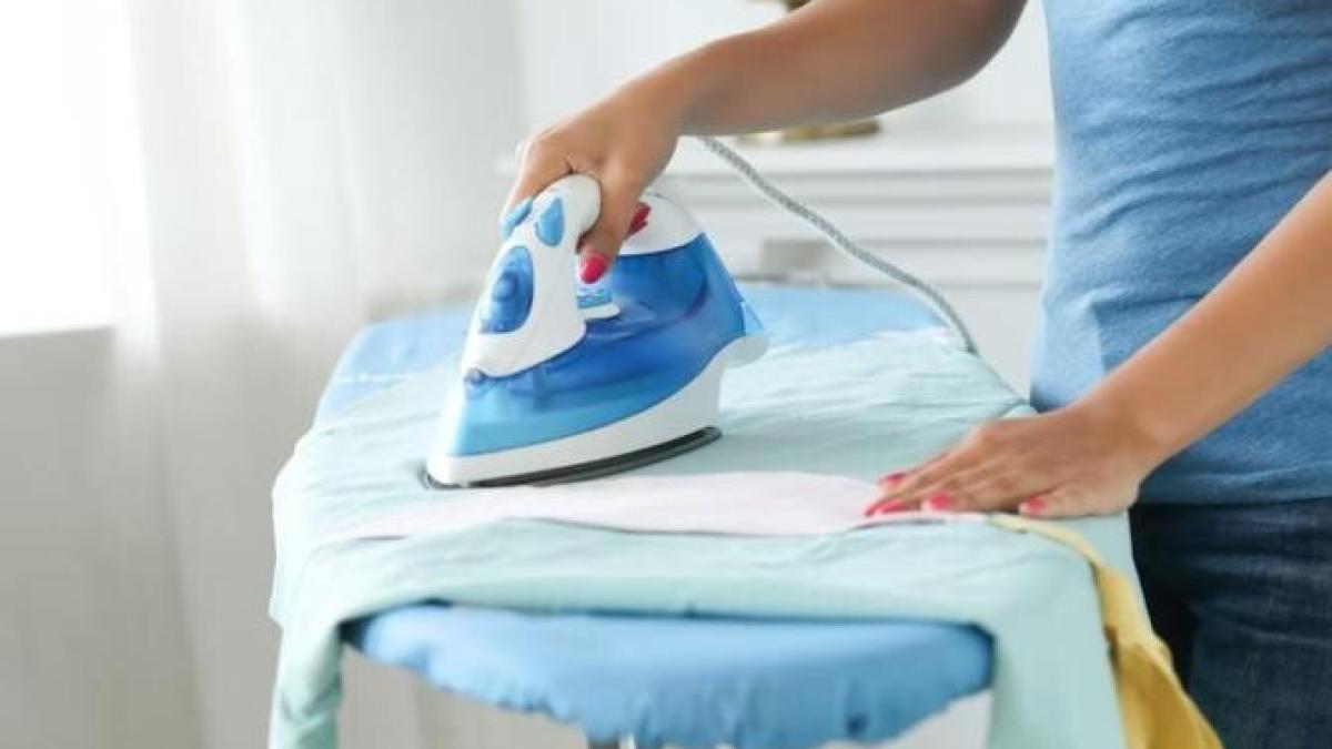 foloseste-fierul-de-calcat-pentru-a-ti-parfuma-hainele--trucul-gospodinelor-istete_63269500