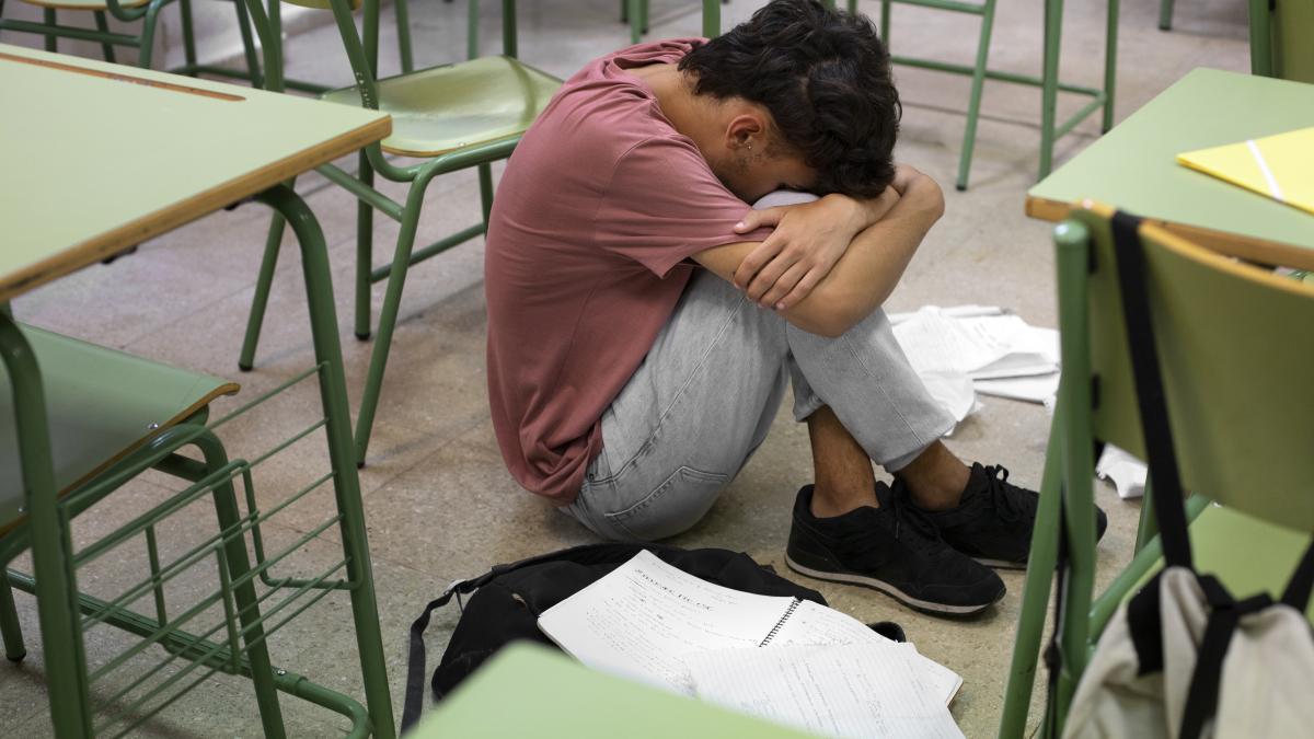 full-shot-sad-boy-school_98901200