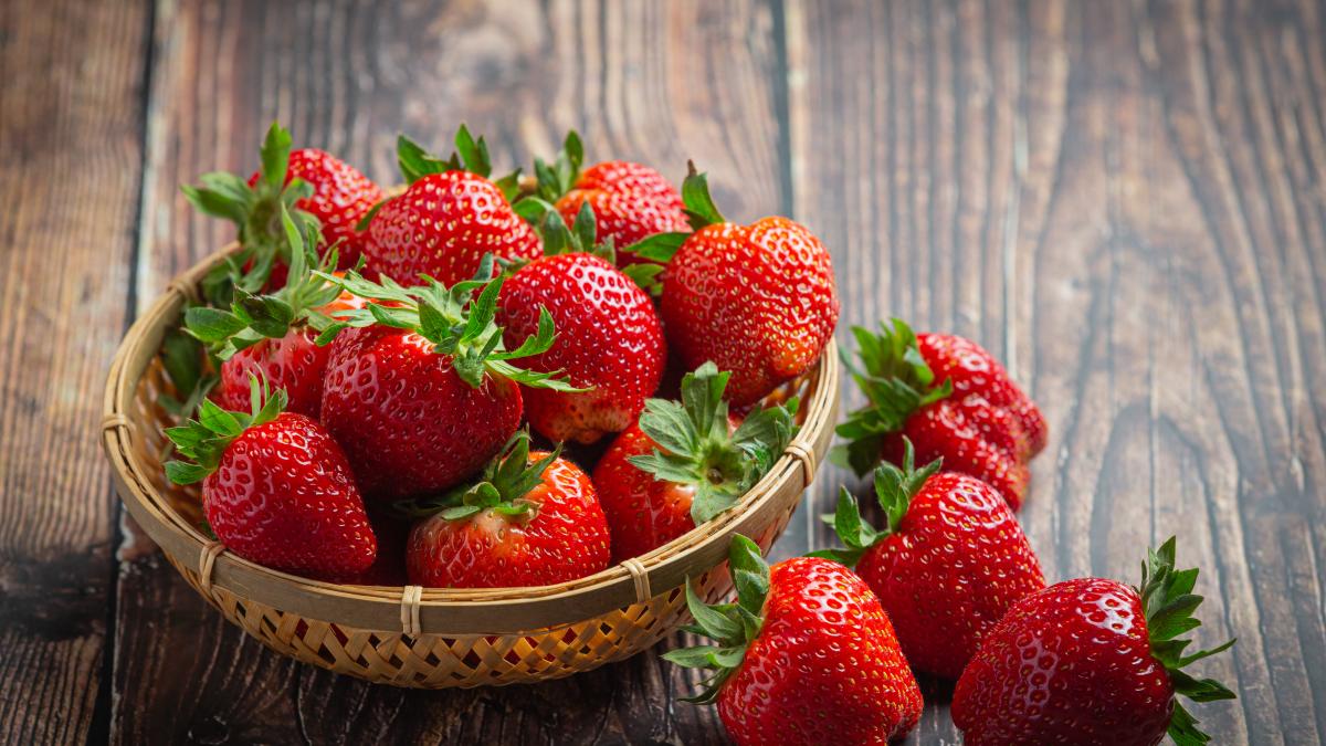 fresh-strawberries-bowl-wooden-table_49462200