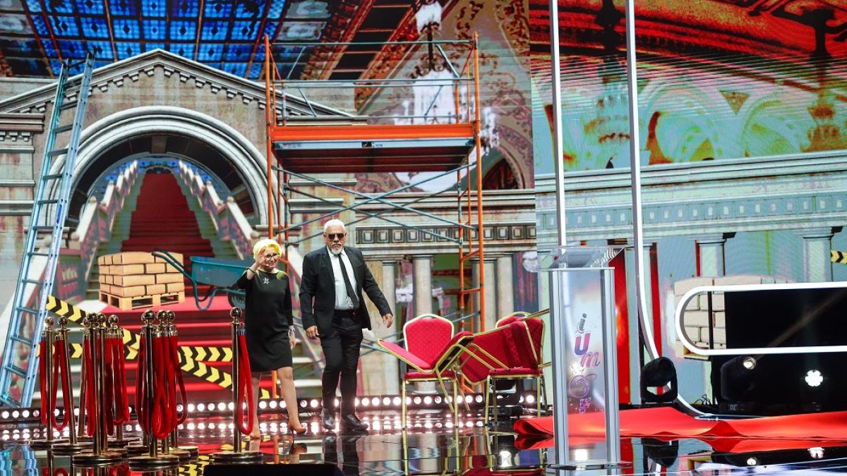 o-sa-fac-multe-pentru-tara--viorica-dancila--pe-scena-de-la-iumor-ori-astupam-gropile--ori--mai-ieftin--sapam-in-jurul-lor--ca-sa-nu-se-mai-vada-1_28930800