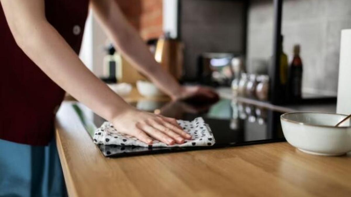 placa-pentru-tocat--un-rai-pentru-bacterii--cum-sa-o-cureti-si-sa-indepartezi-mirosurile-neplacute_17431700