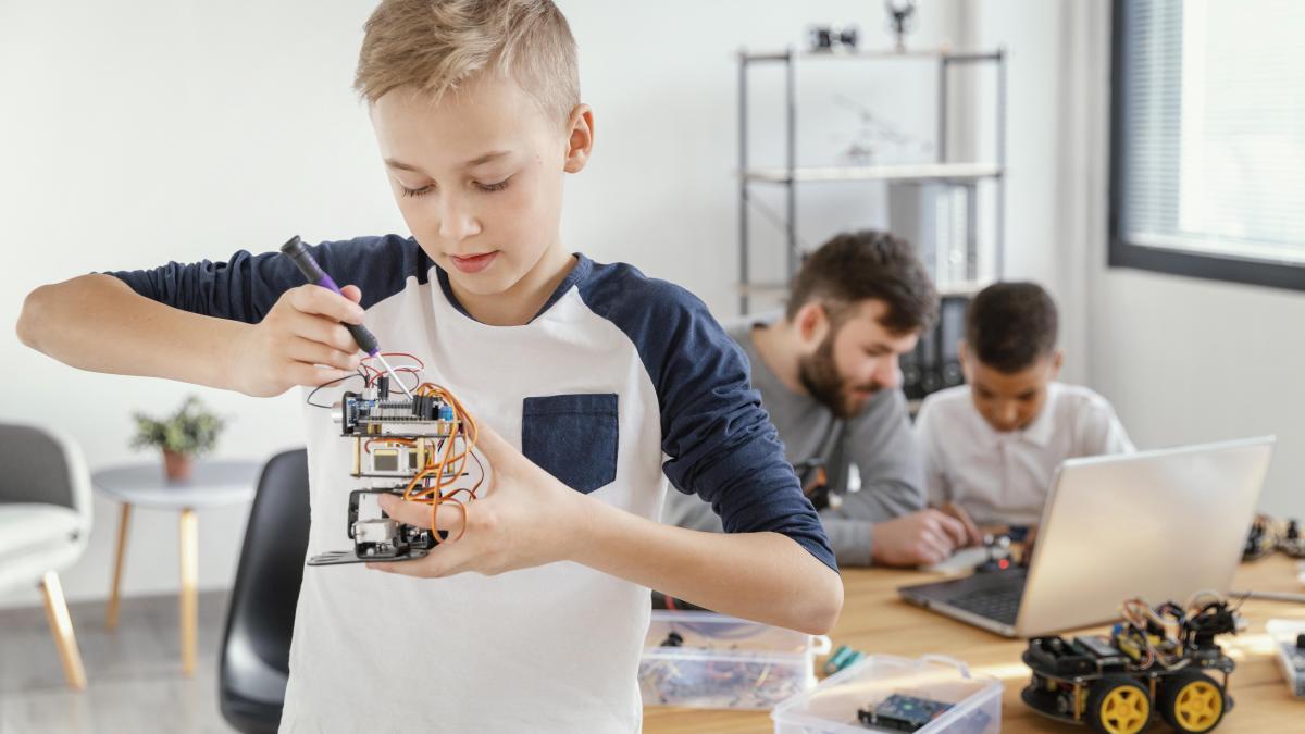 father-sons-making-robot_10080500