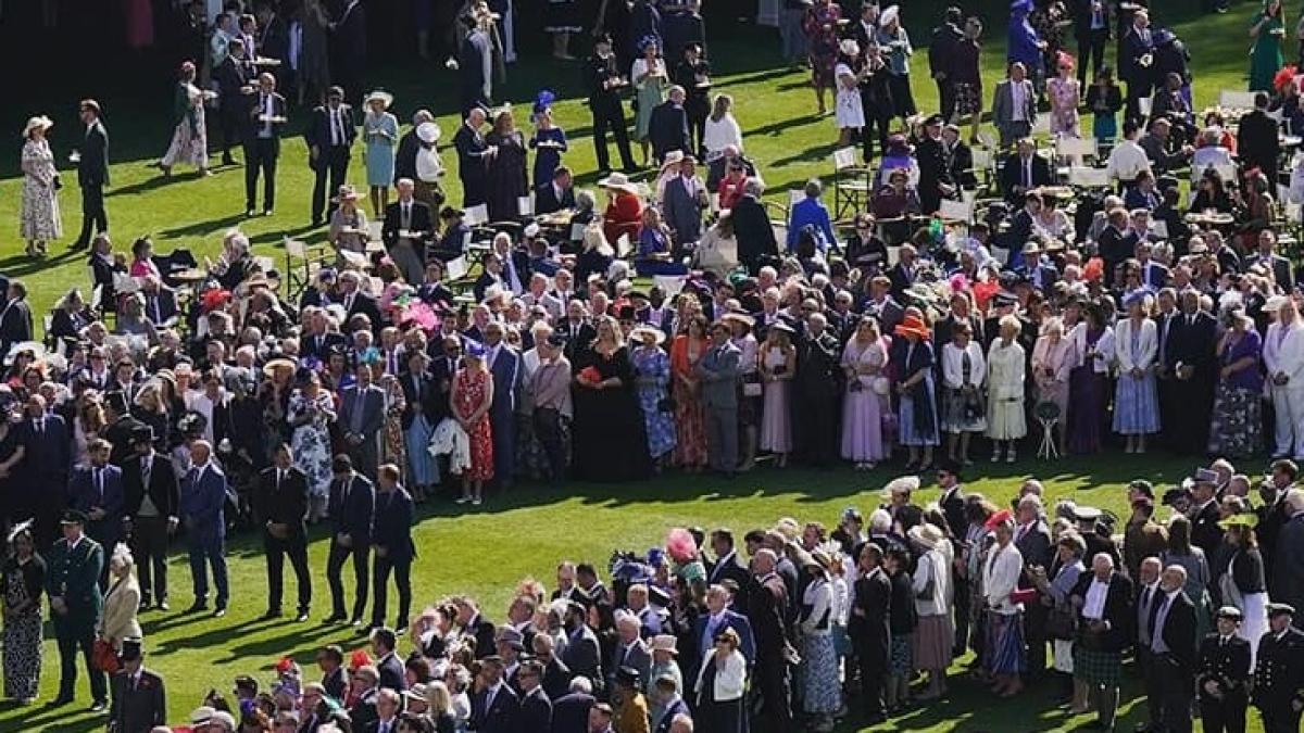 tinutele-purtate-de-klaus-iohannis-si-sotia-sa--carmen-iohannis--la-incoronarea-regelui-charles-al-iii-lea--catalin-botezatu-comentabila-aceasta-alegere--cuplul-prezidential-ar-trebui-consiliat-2_89809000