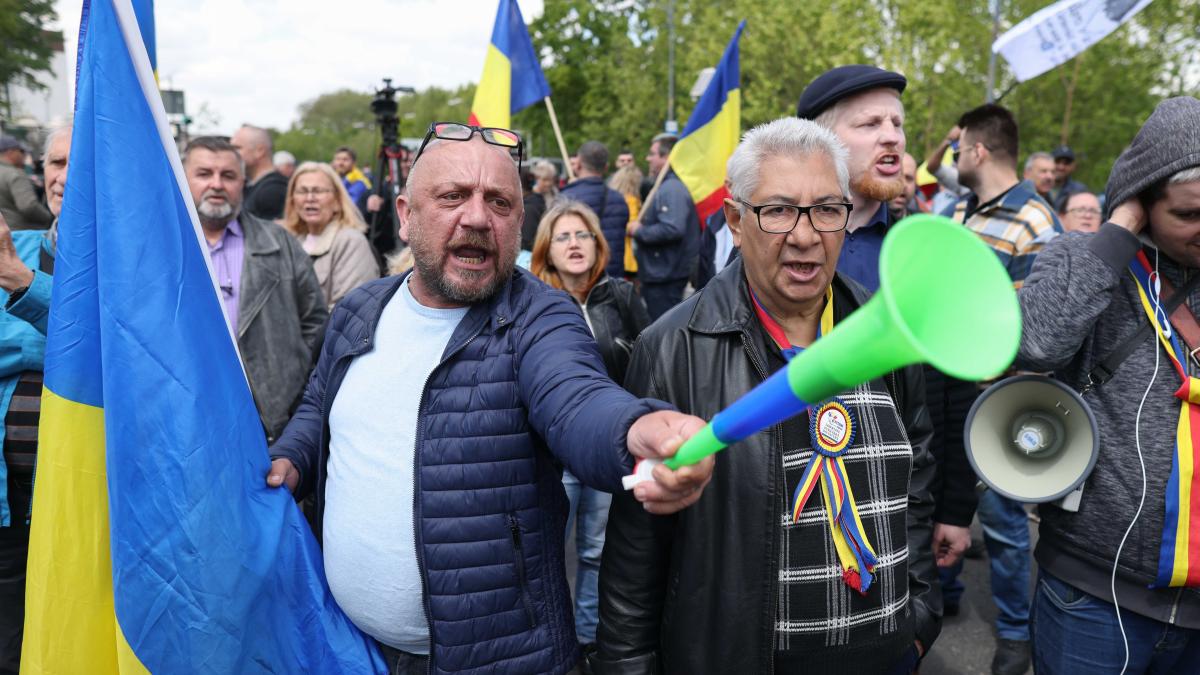aur--scandal-in-parlament-si-manifestatii-violente-afara--chirieac-sa-nu-credeti-ca--dupa-o-astfel-de-actiune--partidul-va-scadea-in-sondaje--va-reveni-din-nou-in-prim-plan-4_70341800