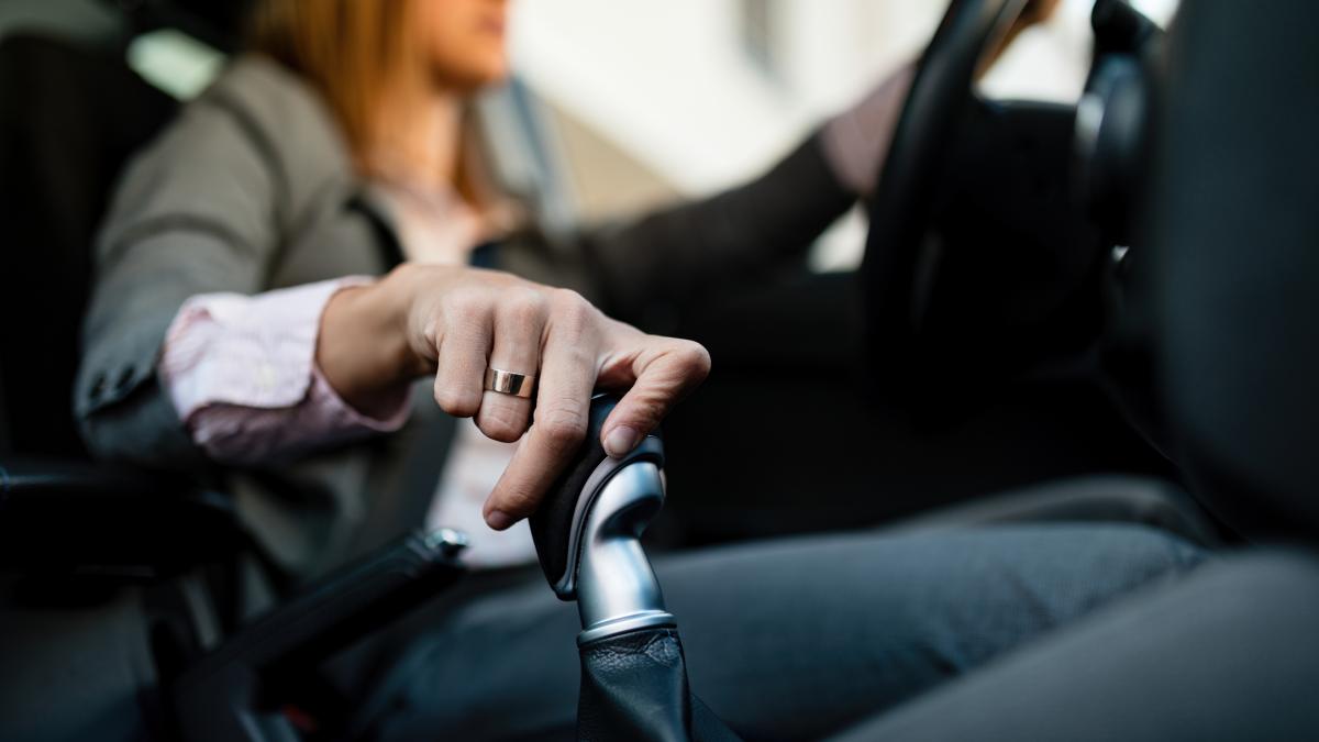 closeup-businesswoman-driving-car-shifting-automatic-transmission_53255600