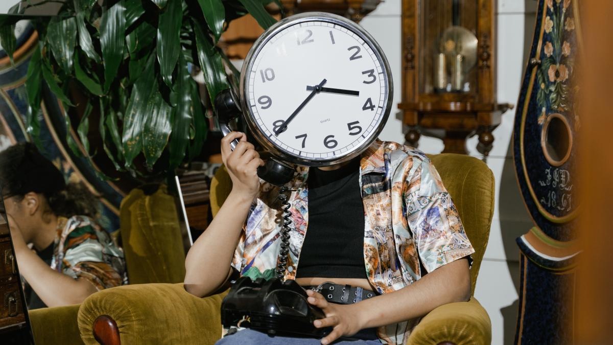 persoane-care-intarzie_30549000