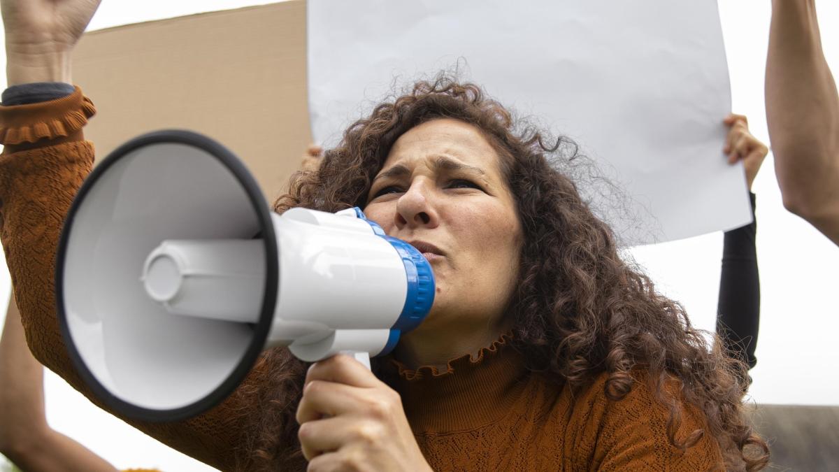 nou-protest-in-fata-parlamentului--angajatii-ins-ameninta-cu-incetarea-activitatii_96312800