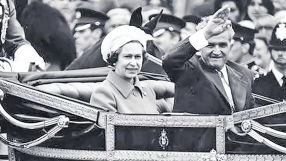 ceausescu-in-caleasca-regala-cu-elisabeta-a-ii-a_22517200