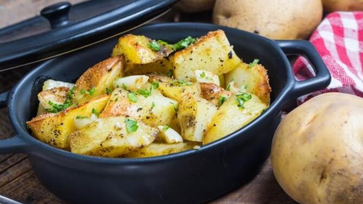 salata-frantuzeasca-de-cartofi--cu-mustar-de-dijon-si-verdeata-proaspata--reteta-simpla_82448400