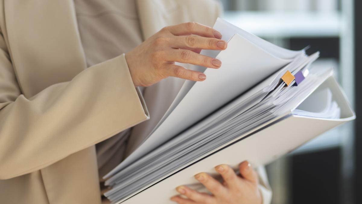 young-adult-organizing-documents_00384800