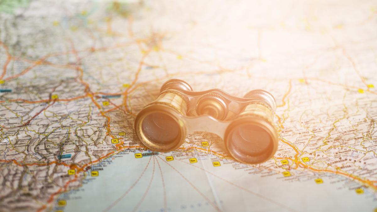 travel-concept-with-map-background_08582700