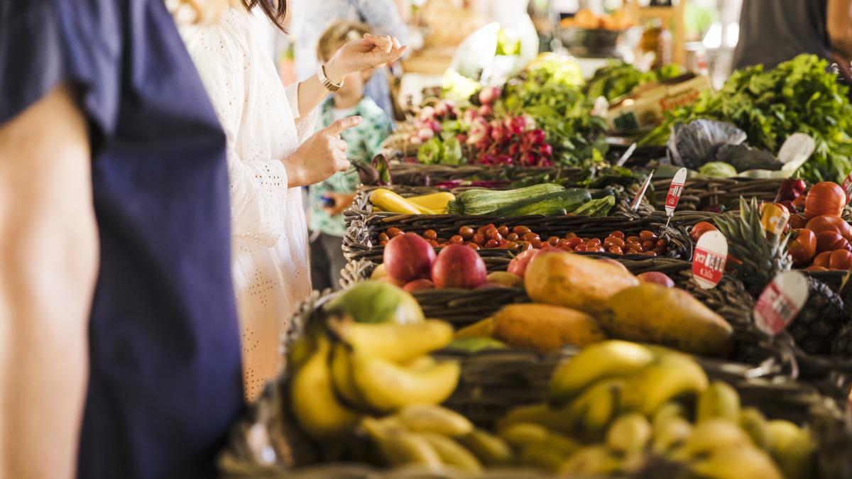 people-buying-vegetable-stall-market_23320900