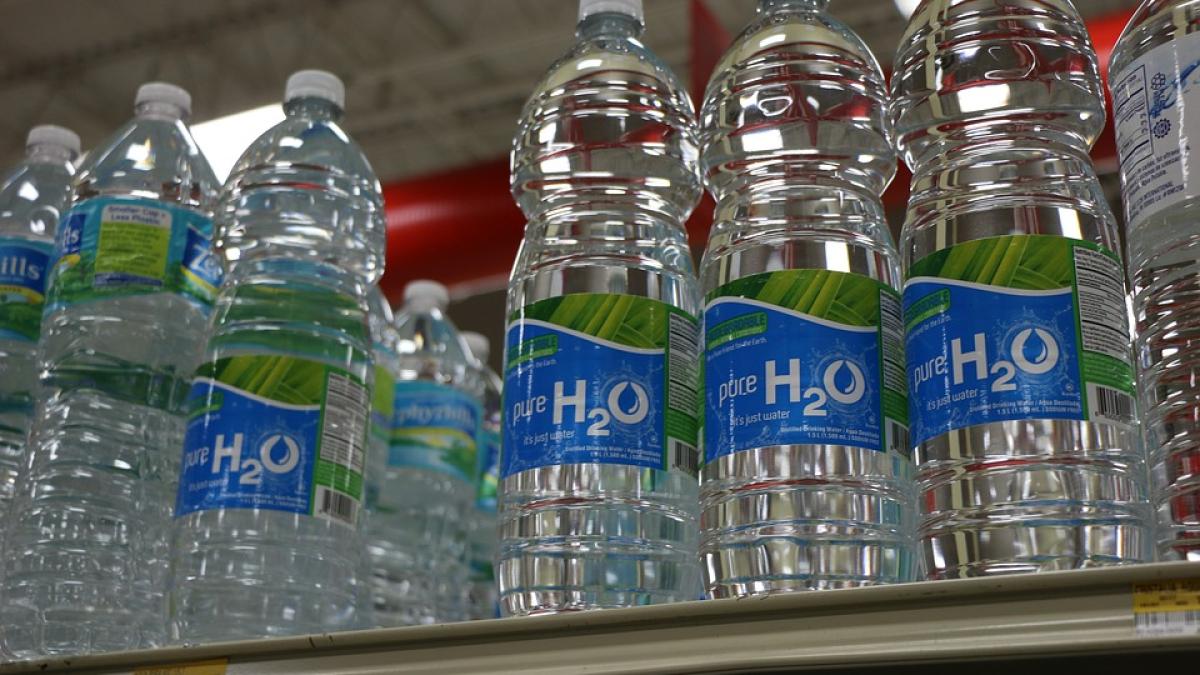 ce-se-intampla-daca-iti-iei-o-sticla-de-apa-din-supermarket-si--de-sete--o-bei-inainte-de-a-ajunge-la-casa-pentru-a-o-plati_65743300