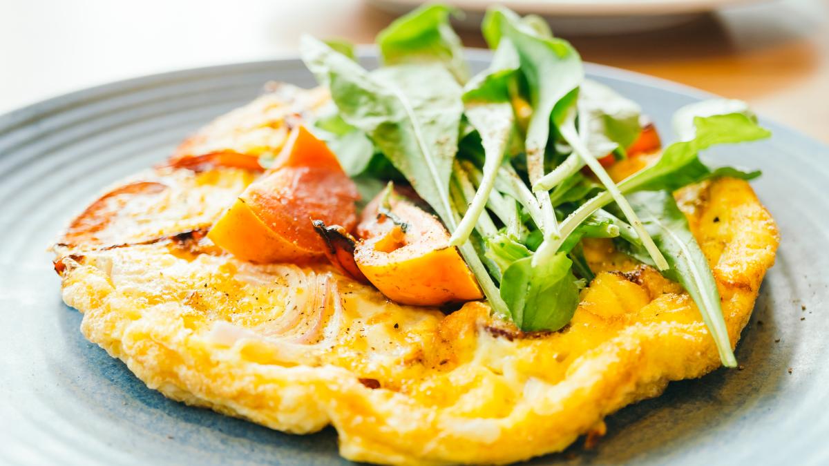 omleta-cu-pui--carnati-si-ceapa-verde--reteta-delicioasa-pentru-micul-dejun_97130300