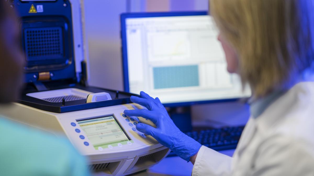 doctor-performing-medical-research-lab_30542300