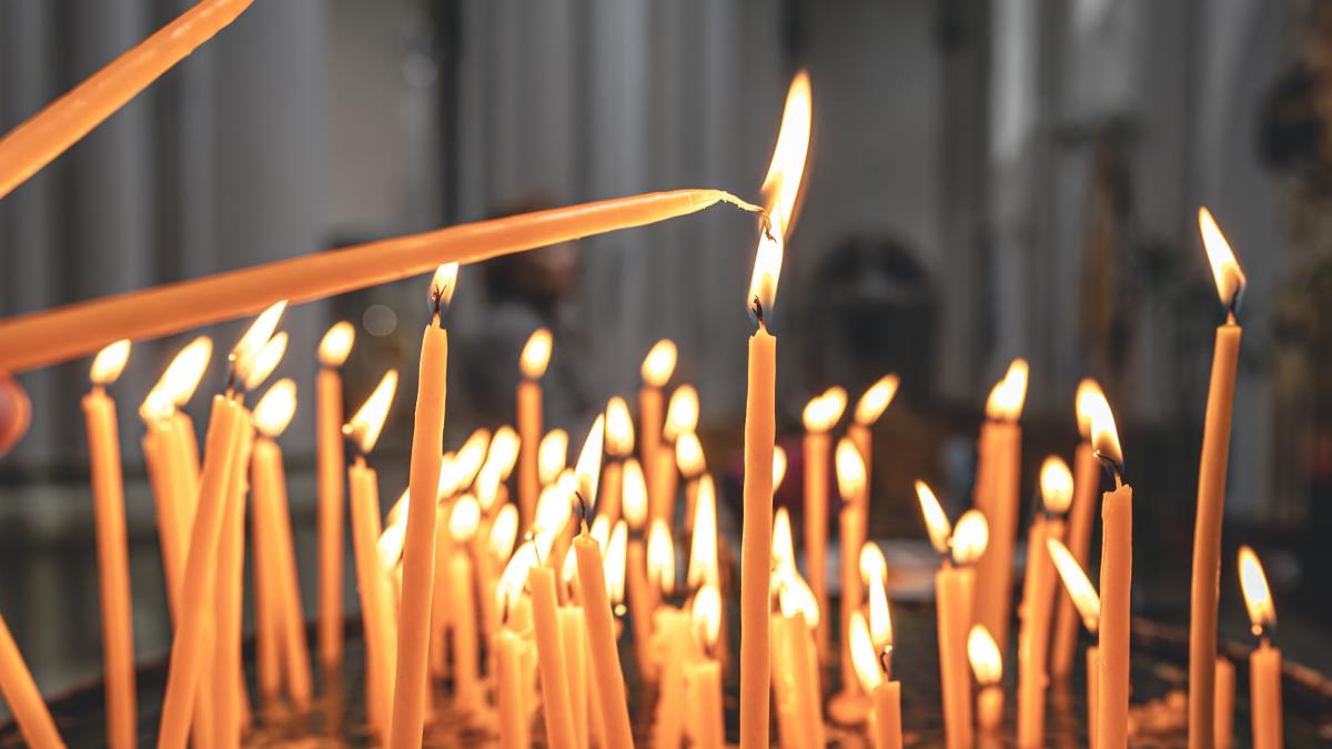 closeup-candles-temple-blurred-background_38085600