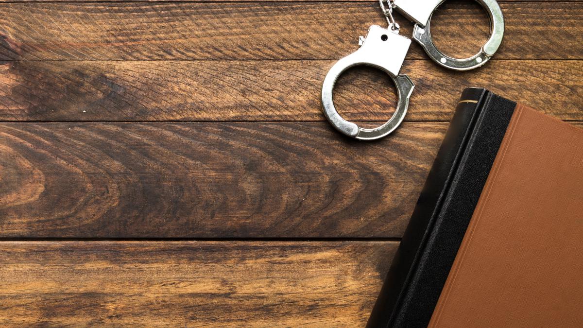 top-view-frame-with-book-handcuffs_16146100