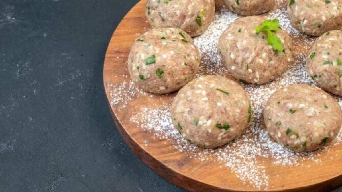 chiftele-din-paine-veche-si-parmezan--prepara-le-pentru-un-mic-dejun-delicios_38240800