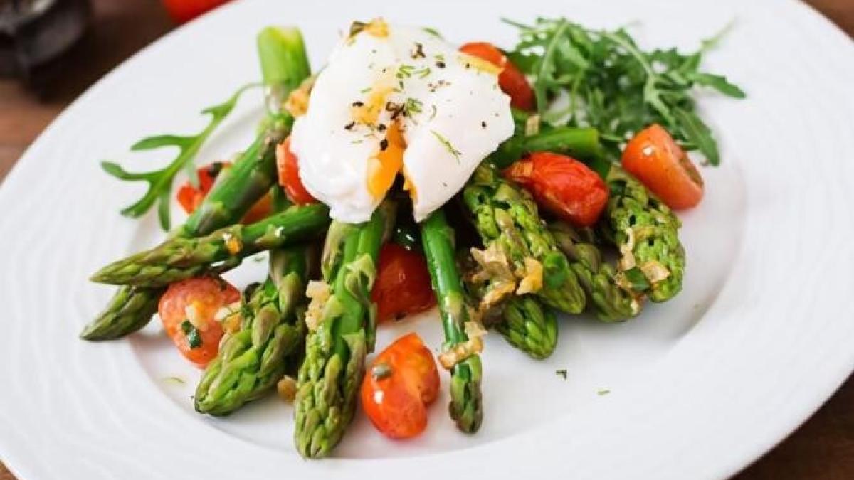 salata-cu-sparanghel--ridichi-si-oua-posate--o-reteta-din-bucataria-englezeasca_55631400