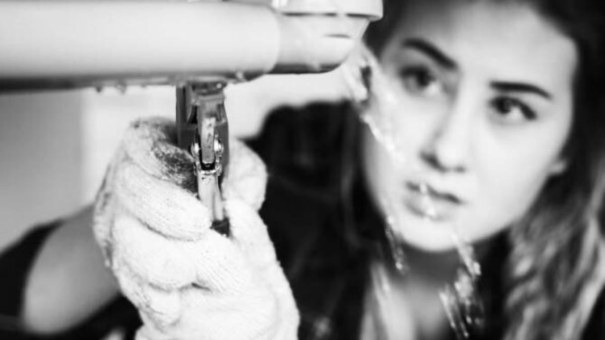 scurgerea-din-bucatarie-este-infundata--trei-ingrediente-din-camara-pot-rezolva-problema_20656900