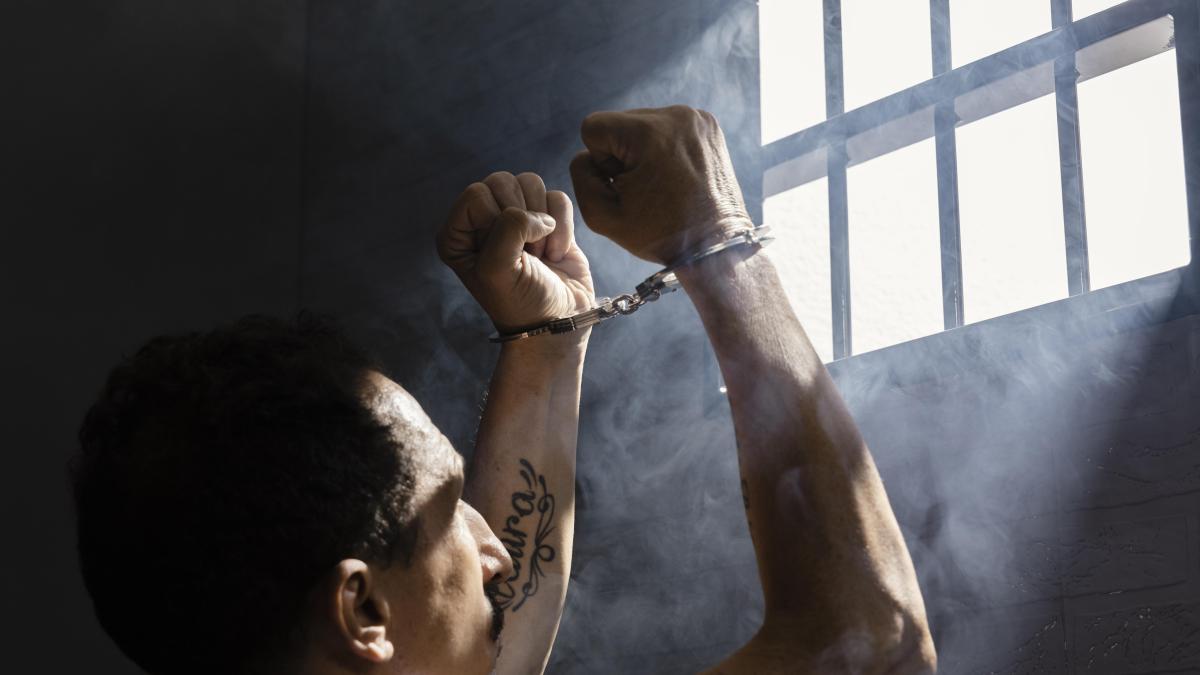 captiv-in-inchisoare_84635300