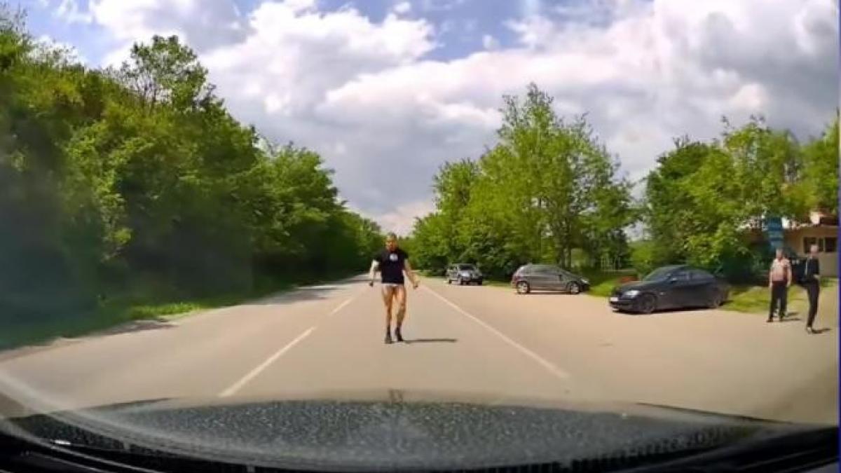 cazul-bulgaria--romanca-surprinsa-de-un-barbat-care-i-s-a-aruncat-pe-capota--ce-sa-faci-in-astfel-de-situatii-periculoase_31339600