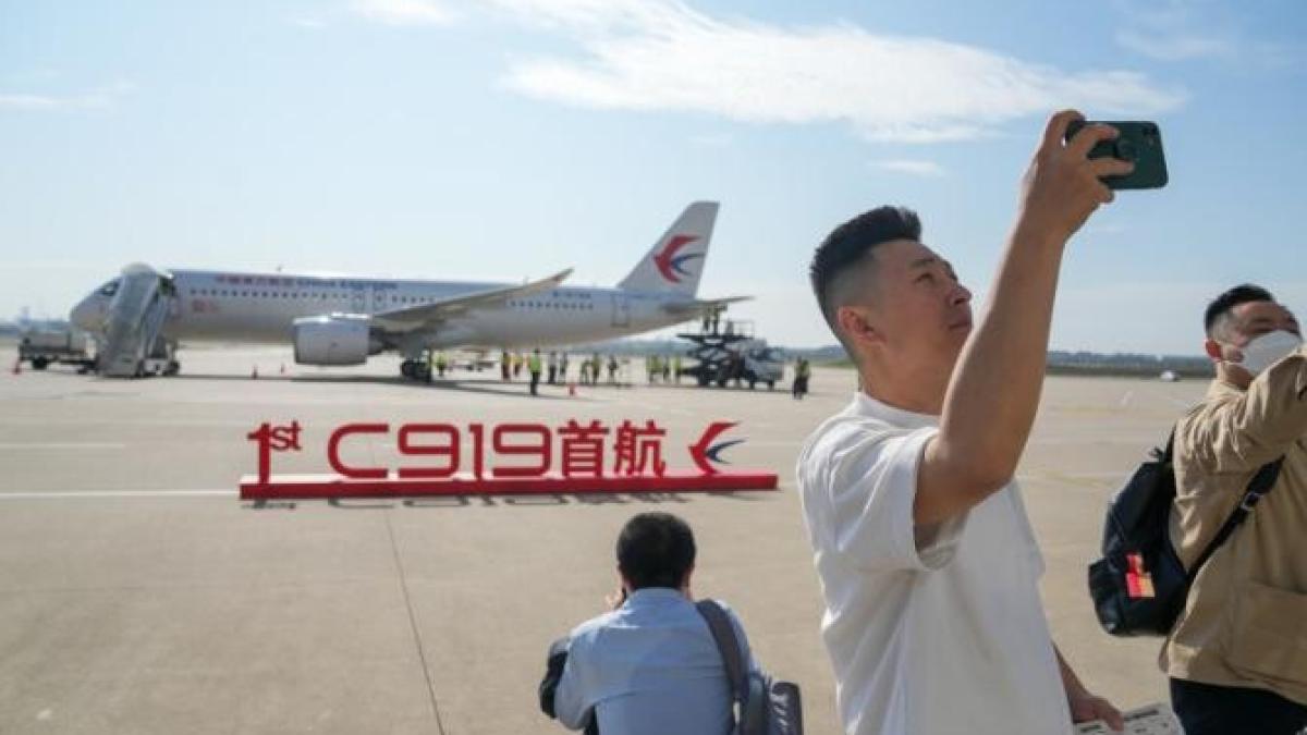 china-a-prins-din-urma-occidentul-si-la-aviatie-avionul-de-linie-c919-a-zburat-pentru-prima-oara_85894100