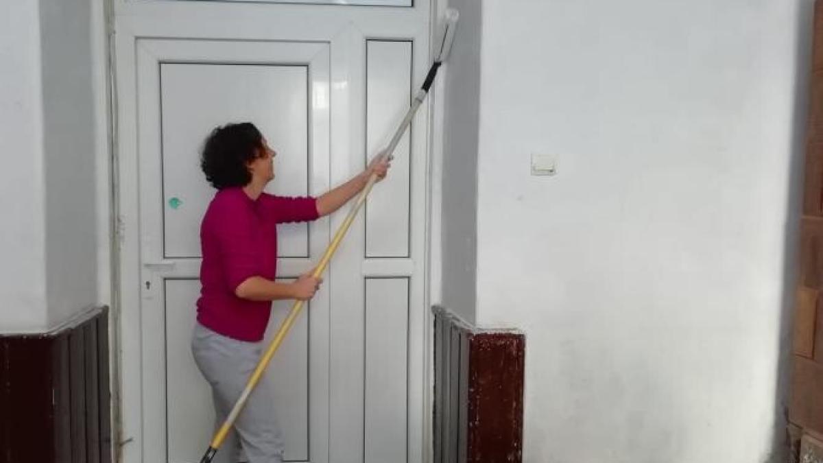 o-profesoara-din-cluj-a-aratat-in-ce-conditii-e-nevoita-sa-predea--prc-e2prc-80prc-9eam-amenajat-sala-din-banii-mei--nu-m-am-gandit-la-familia-meaprc-e2prc-80prc-9d--foto_90615500