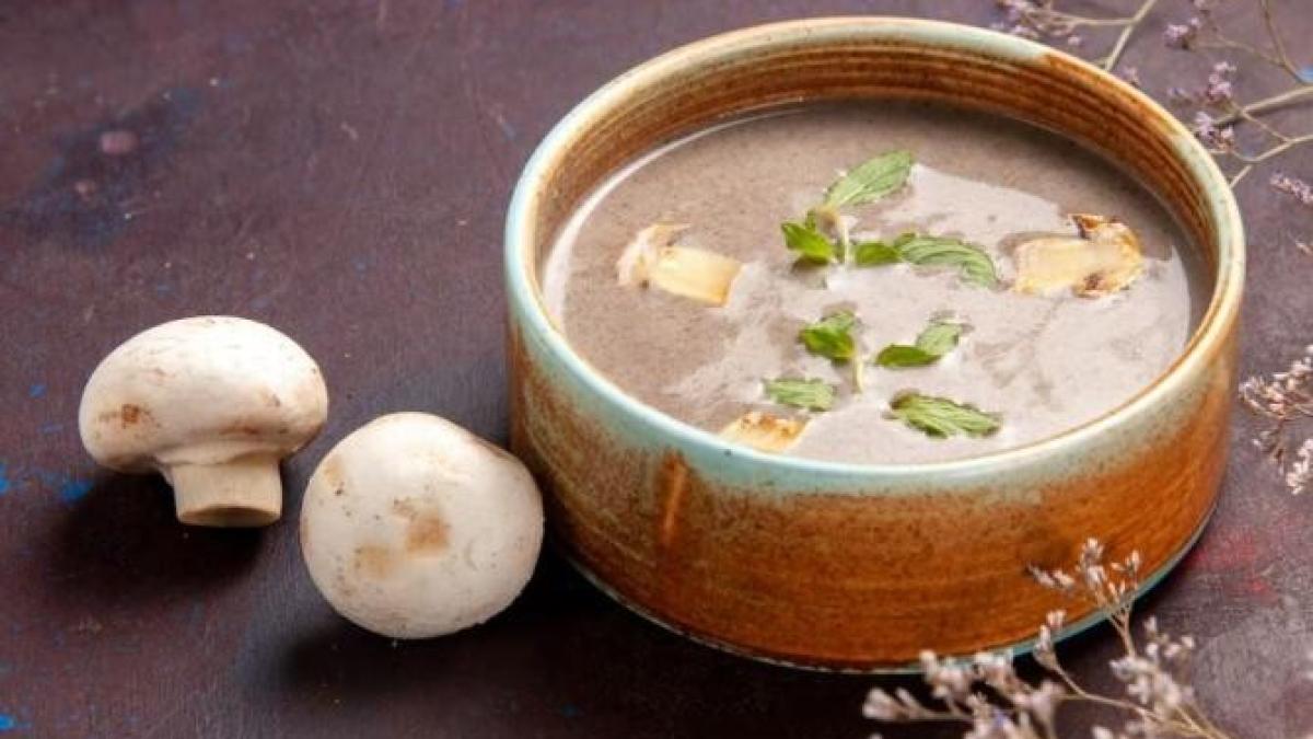 supa-cremoasa-de-ciuperci-cu-branza-topita--reteta-simpla_78346300